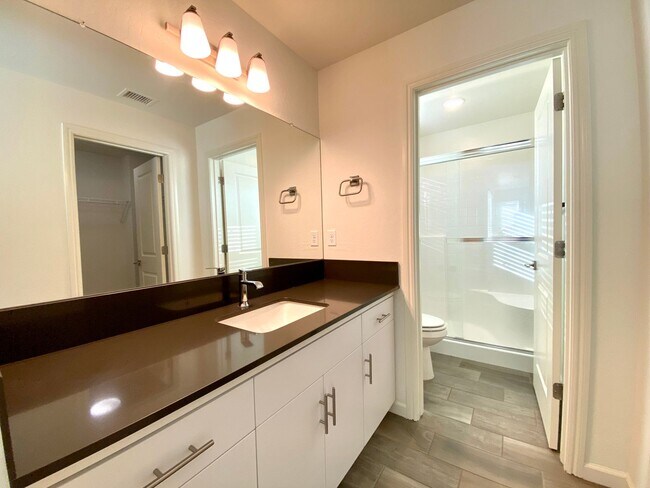 Building Photo - $2,195, 3 Bedroom In Gated Community with ...