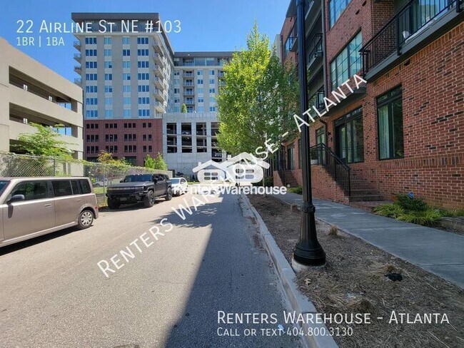 Building Photo - Location! Location! 2 Story 1 Bedroom step...