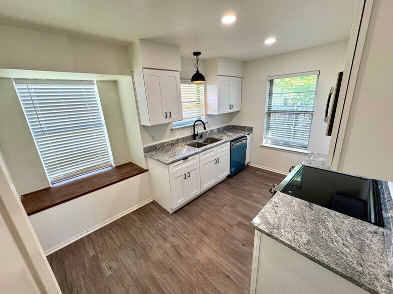 Building Photo - 9842 Camfield Ave