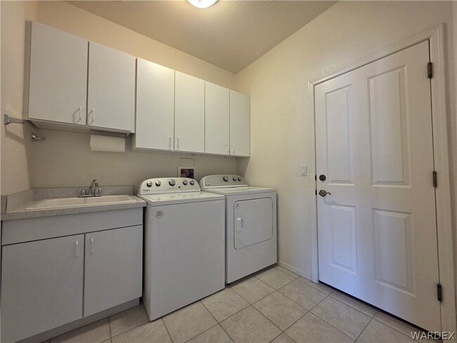 Building Photo - 3477 Sunlamp Dr