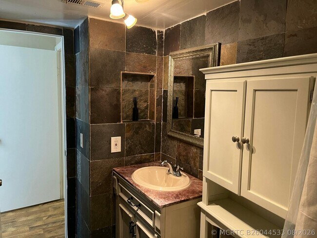 Building Photo - 3008 San Clara Dr