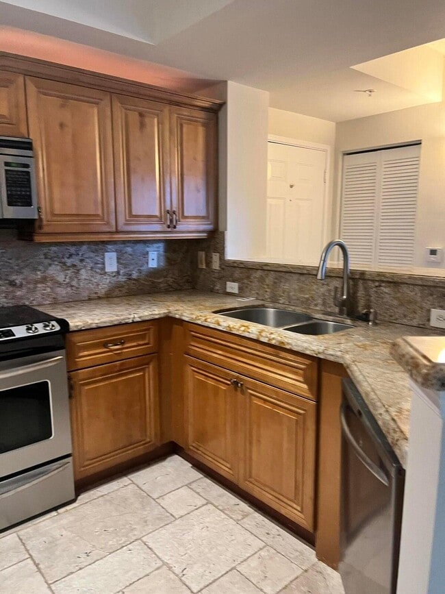 Building Photo - 720 S Sapodilla Ave