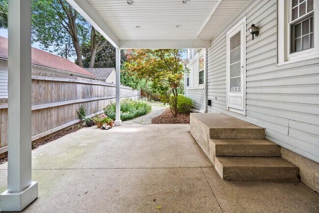 Building Photo - 5160 N Kent Ave