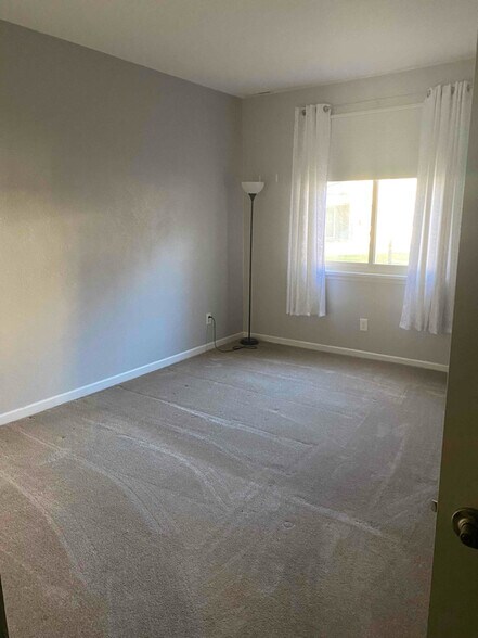 Building Photo - 124 Grenadier Ct