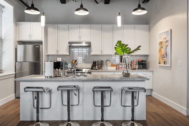 Building Photo - 212 W Roberts Ave