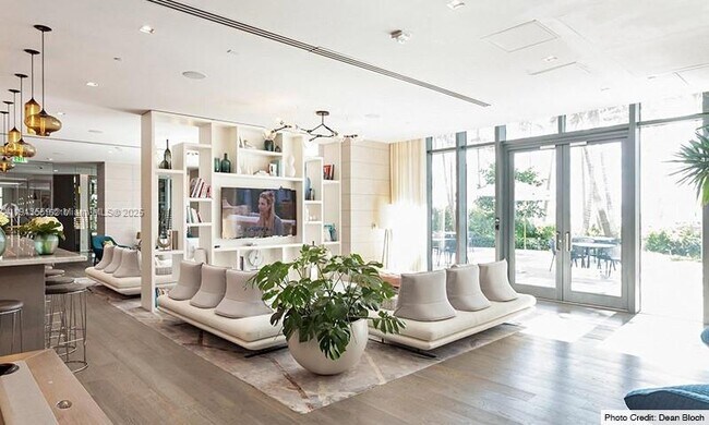 Building Photo - 650 NE 32nd St