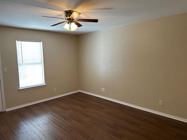 Building Photo - 2208 Katy Ln