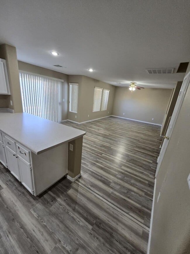 Building Photo - Great open floorplan with 3 bedrooms + Loft