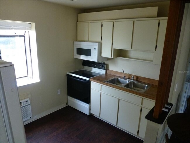 Building Photo - 2166 Bradford St