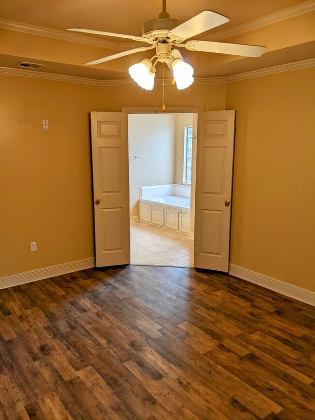 Building Photo - Spacious 3/2 home in a Convenient Location!