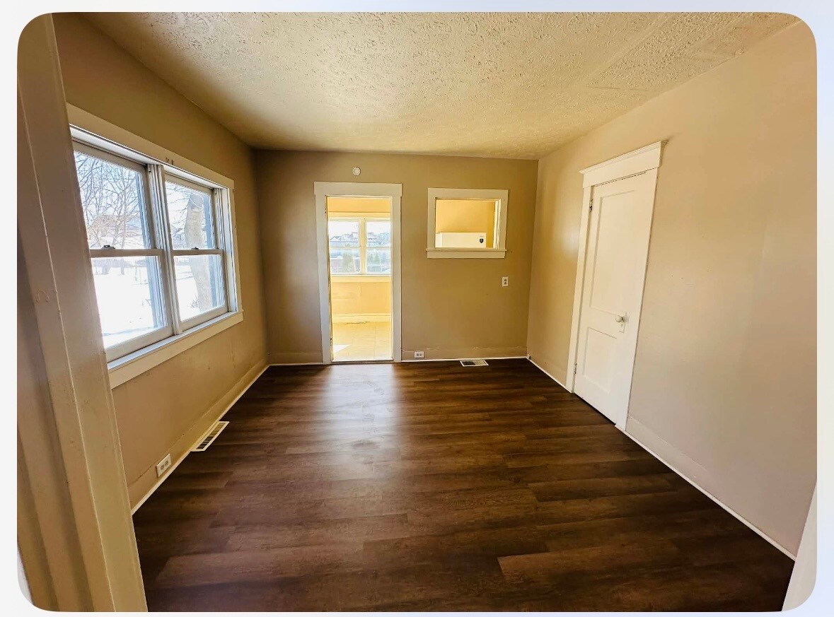 Building Photo - 345 1/2 Chemung St