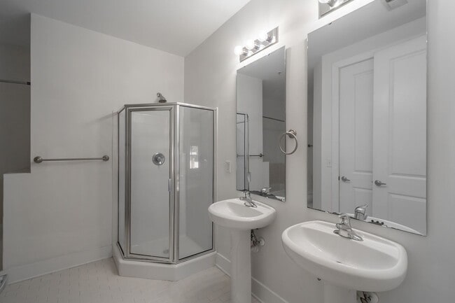 Building Photo - Wonderful 2bd/2bth uptown condo! lots of space in a beautiful building