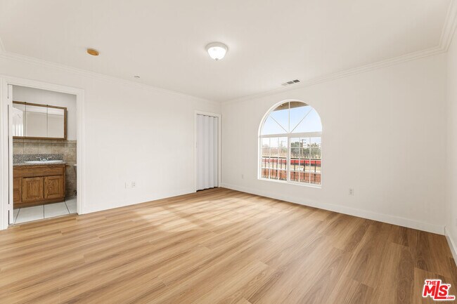 Building Photo - 11738 Valley View Ave