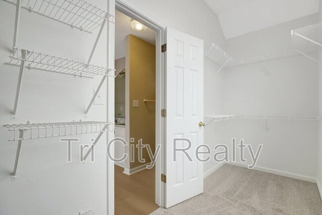 Building Photo - 110 York Ln