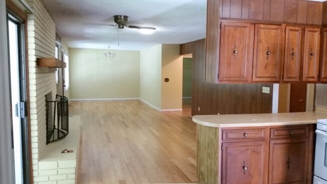 Building Photo - 3 Bed 2 bath in Hendersonville!!