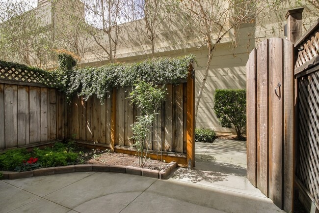 Building Photo - Spacious 1 Bedroom Loft at Ryland Mews