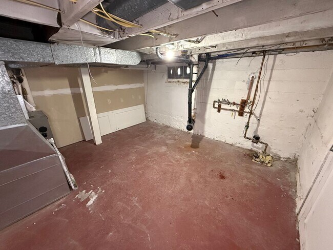 Building Photo - Newly Renovated 3 Bed, 1 Bath House w/ Bonus Room!