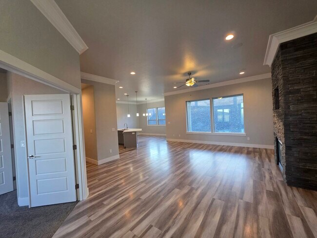 Building Photo - 584 Thebes St