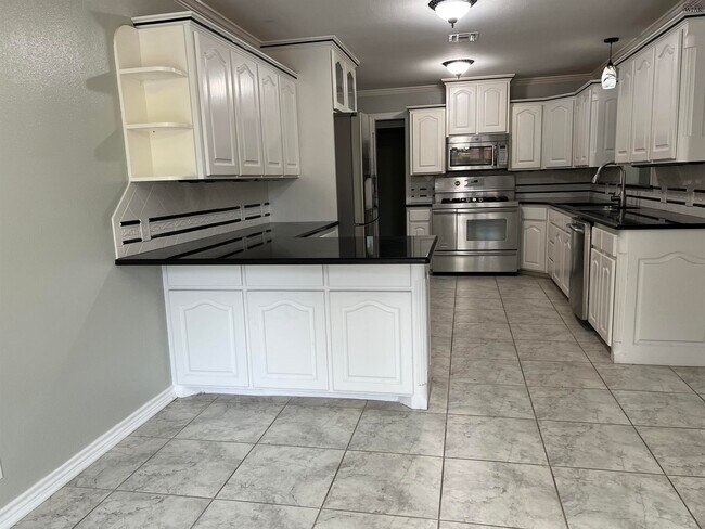 Building Photo - 2411 Clayton Ln