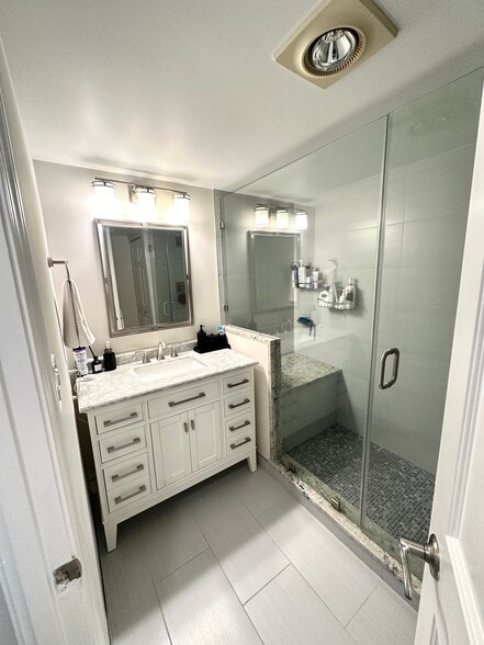 Primary bath - 2100 Langston Blvd