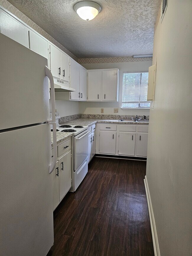 Building Photo - 196 Locke St