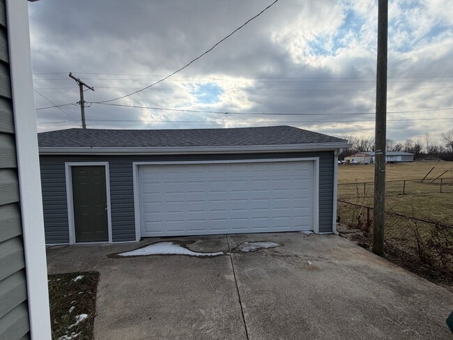 Building Photo - 405 E Cowing Dr