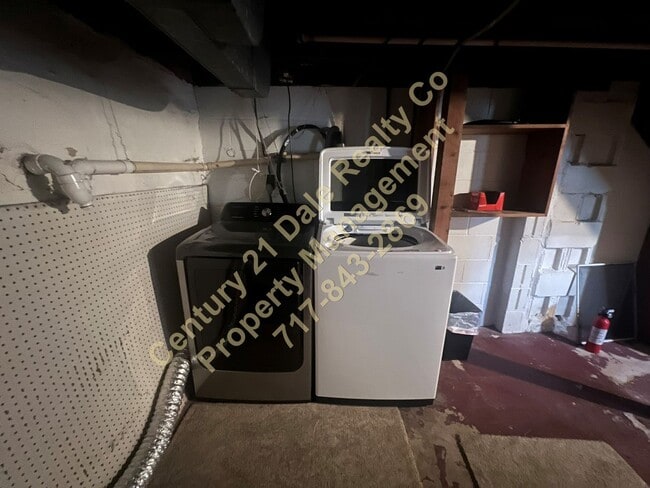 Building Photo - 2 Bedroom 1 Bath apartment with off street...