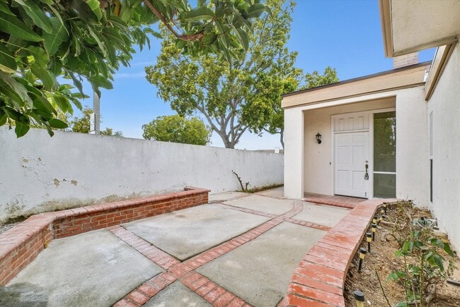 Building Photo - "Rare Single-Story Remodel: Modern 3BR End-Unit in University Park