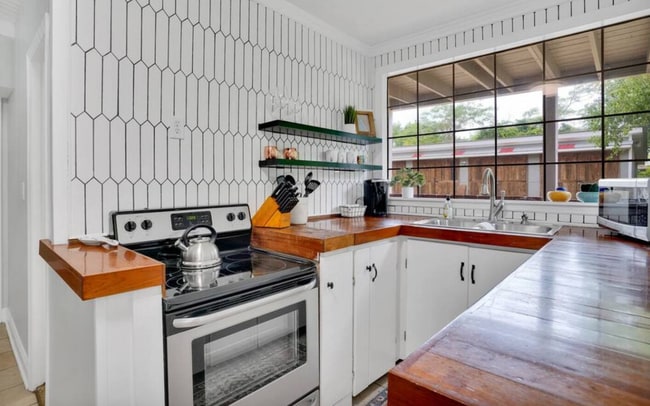 Building Photo - UNFURNISHED - 2 Bed 2 Bath + HUGE BONUS in a wooded oasis - NO HOA - off Middle Sound Loop