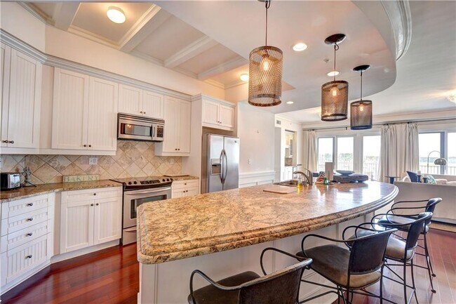 Building Photo - 10 Marina Dr