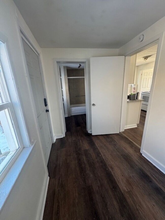 Building Photo - 817-819 Robinson Ave