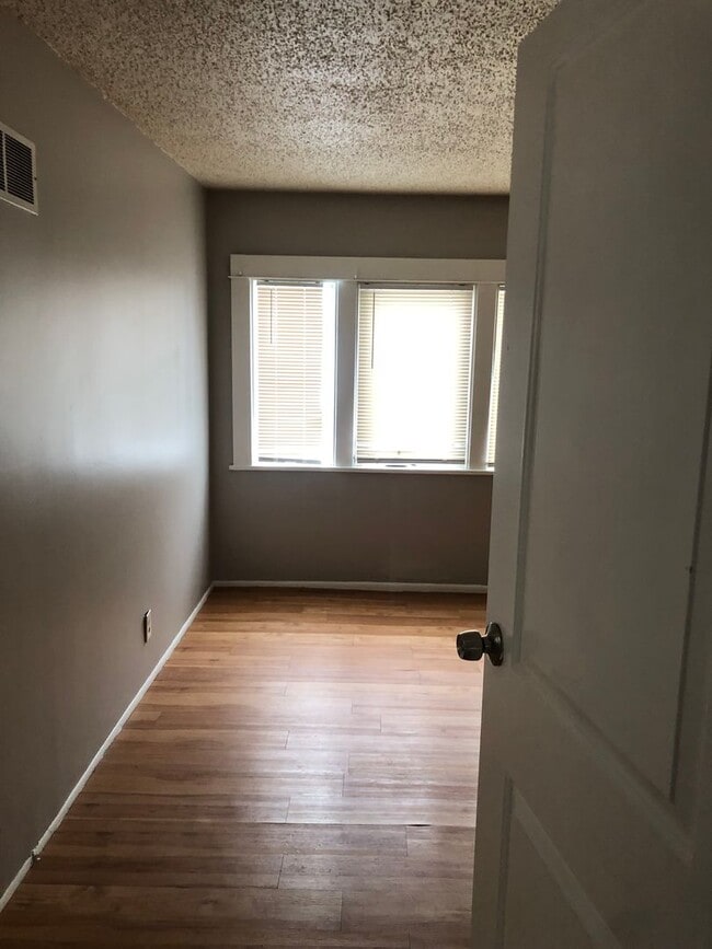 Building Photo - Cozy 3 bedroom house available