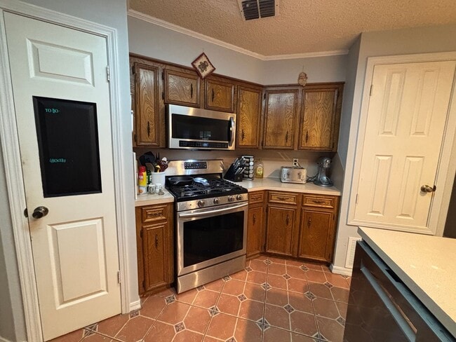 Building Photo - Rare Find in Haughton on double lot with H...