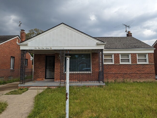 Building Photo - 3 bedroom Brick with 1.5.bath