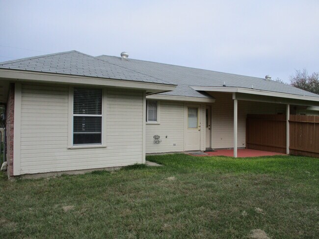 Building Photo - 165 Armadillo Ln