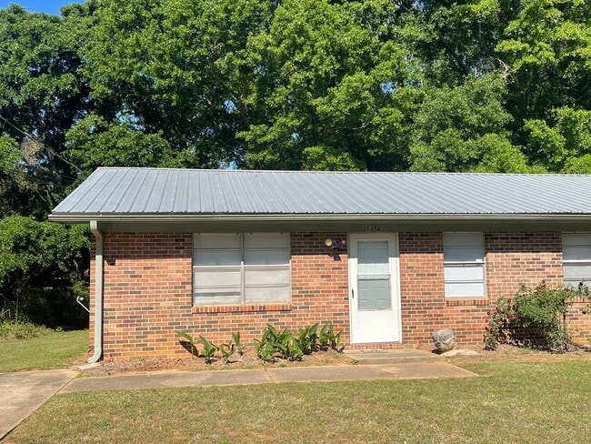 Building Photo - 1 Bedroom, 1 Bath Duplex Apartment on the Eastside! Available now!