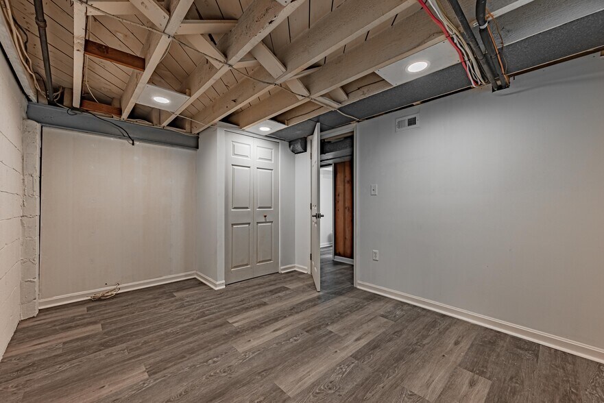 Building Photo - 1565 Dellsway Rd