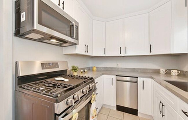 Building Photo - Darling Remodeled One Bedroom Cottage for Rent in Old Roseville