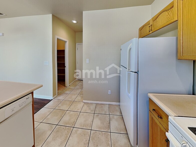 Building Photo - 924 Country Skies Ave