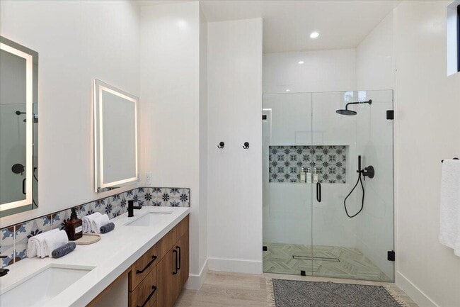 Building Photo - 51120 Avenida Navarro