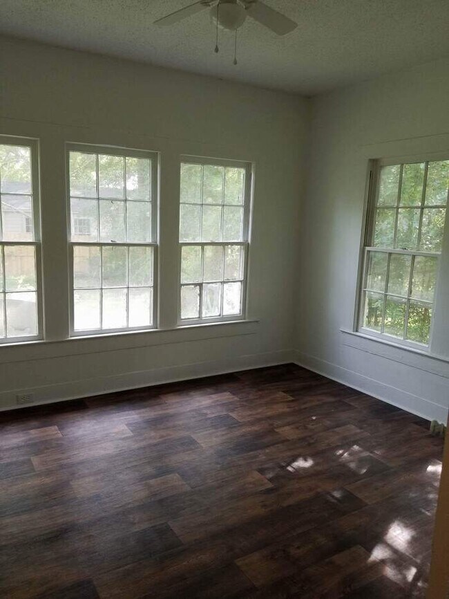 Building Photo - 1 bedroom 1 bath duplex