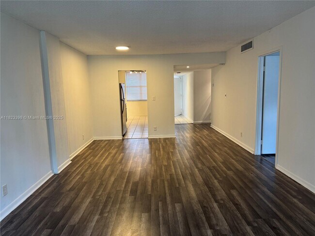 Building Photo - 250 Jacaranda Dr