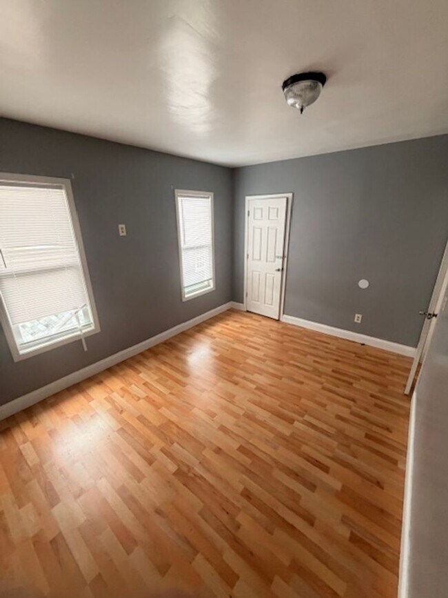 Building Photo - 925 Xenia Ave