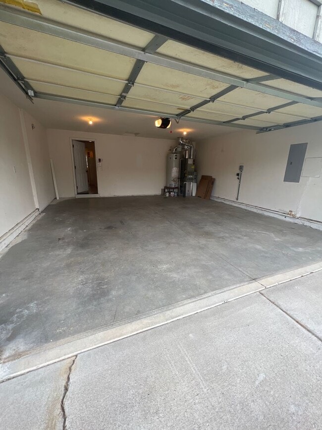 Building Photo - SE Bend House, Gas Heat/Fireplace, Fenced Yard, Dbl. Garage, Pets Considered!