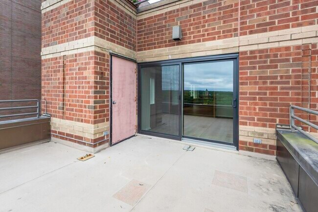 Building Photo - 505 E Huron St