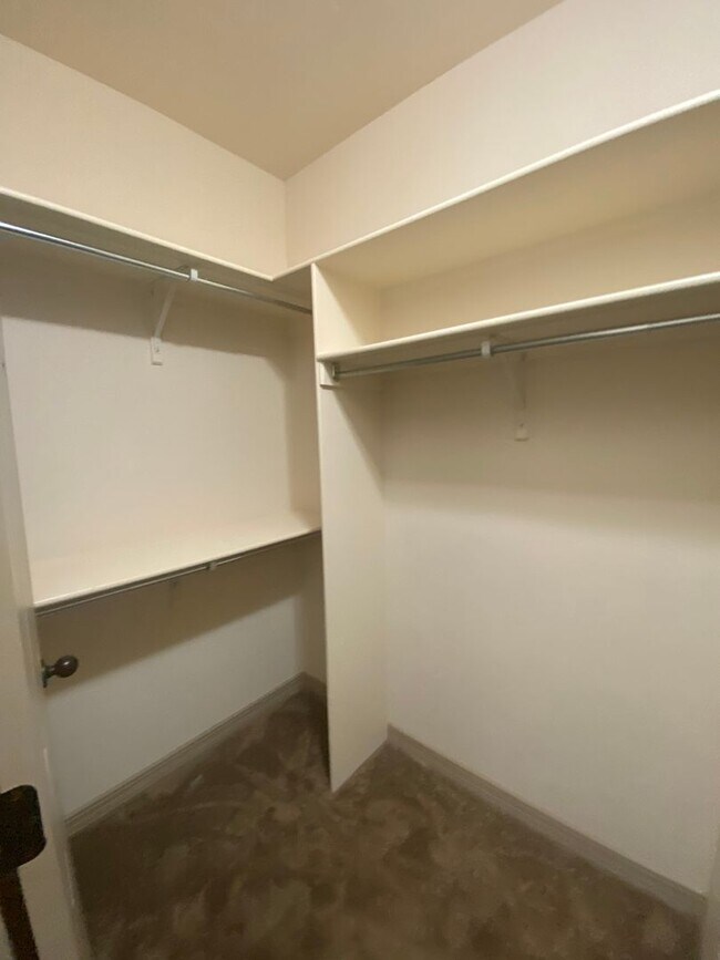 Building Photo - Beautiful 4 Bedroom, 3 Bathroom Home! Avai...