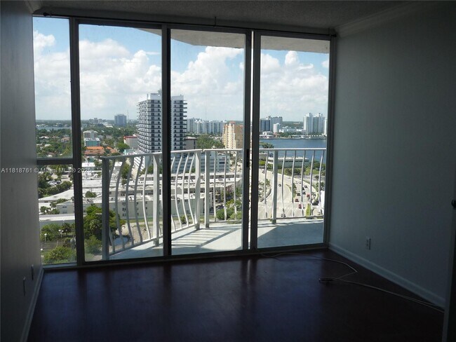 Building Photo - 7601 E Treasure Dr