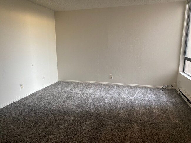 Building Photo - 2101 Shoreline Dr