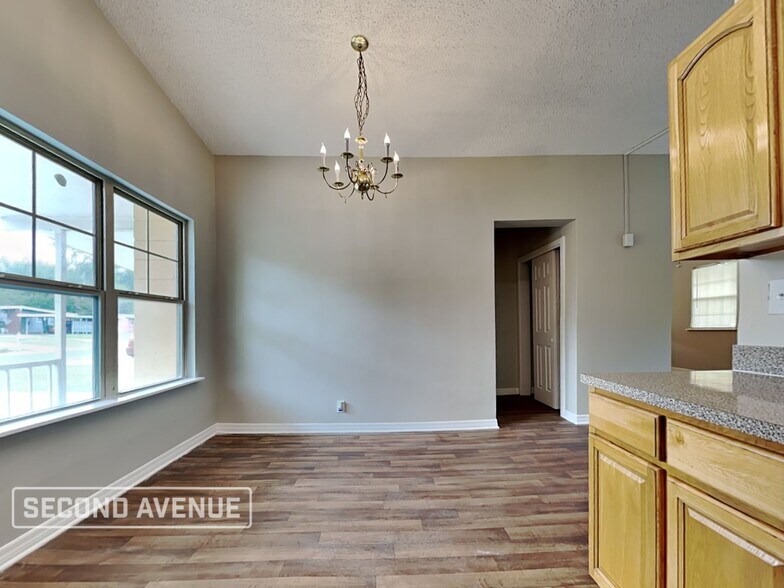 Building Photo - 3815 Rendale Dr N