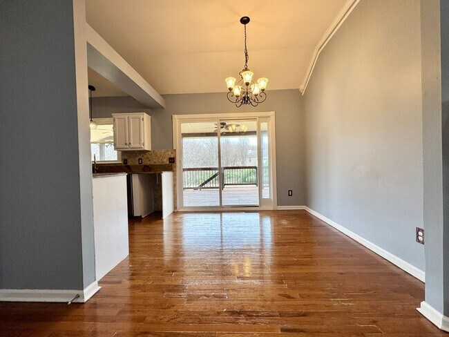 Building Photo - 3 Bed, 2 Bath Home w/ Garage